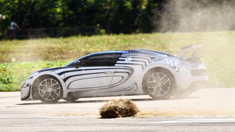 Bugatti πέφτει στις μπάλες με το σανό!